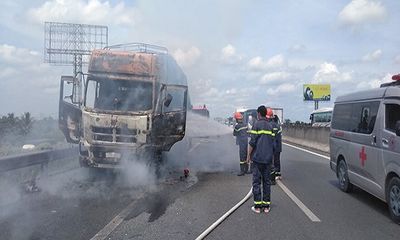 Xe tải bất ngờ bốc cháy trơ khung trên cao tốc TP.HCM - Trung Lương