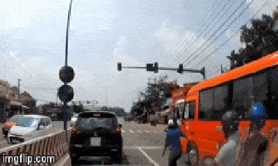 Video: Định bỏ chạy sau khi đập vỡ kính ôtô khách, thanh niên bị tài xế và phụ xe đánh túi bụi