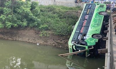 Thanh Hóa: Xe khách bất ngờ lao xuống sông khiến 1 người tử vong, nhiều người bị thương
