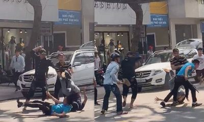TP.HCM: Hàng chục người hỗn chiến trên đường phố giữa ban ngày, 1 thanh niên gục tại chỗ