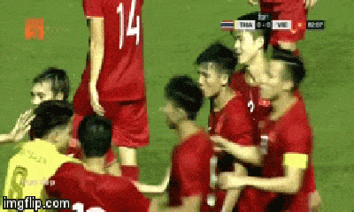 Video: Cầu thủ Thái Lan chơi xấu, tát thẳng mặt Văn Hậu