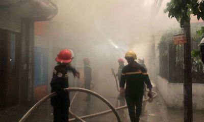 Hà Nội: Kho hàng giữa phố đông đúc bất ngờ bốc cháy dưới trời mưa lớn