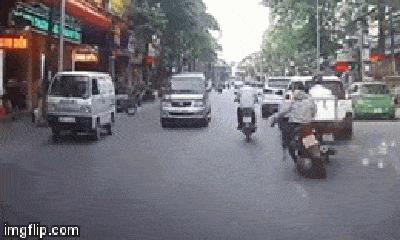 Video: Cô gái cùng xe máy lao thẳng vào đầu ô tô sau cú va chạm bất ngờ