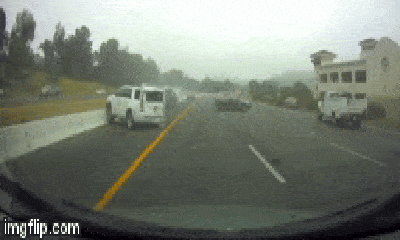 Video: Khoảnh khắc xe bán tải phóng như 