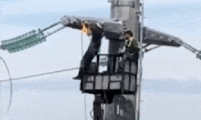 Video: Thợ điện đu xà đơn trên cột điện cao thế ở Nga