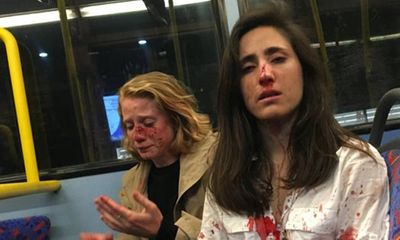 Từ chối hôn nhau trên xe buýt, hai cô gái đồng tính bị hành hung dã man