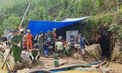 Lào Cai: Đưa thi thể người đàn ông bị mắc kẹt 10 ngày dưới hang đá sâu hơn 40m ra ngoài
