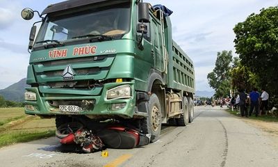 Xe tải lấn làn cuốn xe máy vào gầm khiến 2 mẹ con thương vong tại Điện Biên