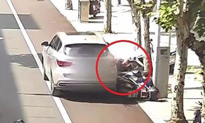Video: Tài xế không kéo phanh tay khiến ô tô 