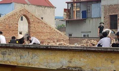 Xôn xao hình ảnh học sinh cá biệt bị phạt đẽo gạch trên mái nhà ở Bắc Ninh