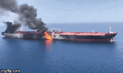 Video: Cận cảnh tàu chở dầu bốc cháy ngùn ngụt sau khi bị tấn công trên Vịnh Oman