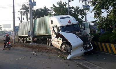 Video: Khoảnh khắc kinh hoàng xe container tông thẳng ô tô con khiến 5 người thiệt mạng
