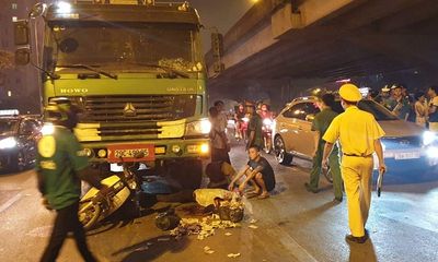 Hà Nội: Va chạm kinh hoàng với xe tải, 2 người thương vong