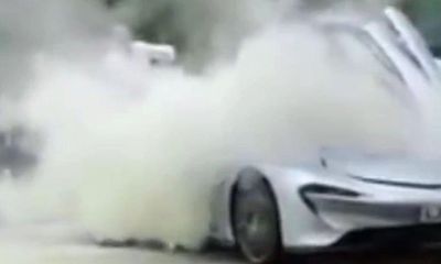 Siêu xe McLaren Speedtail 2,3 triệu USD bốc khói nghi ngút khi chạy thử