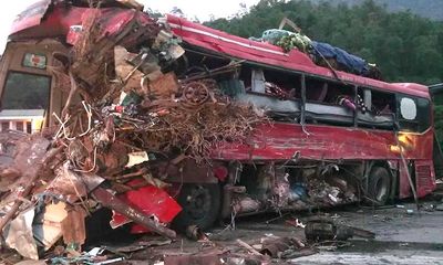 Video: Hiện trường tang thương vụ xe tải và xe khách đâm nhau ở Hòa Bình