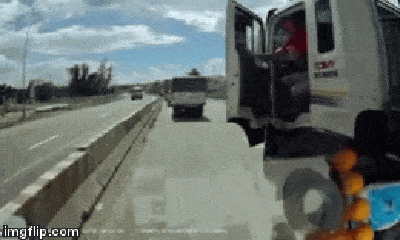 Video: Tài xế xe ben hùng hổ cầm cờ lê đập vỡ kính xe tải vì bị vượt đầu