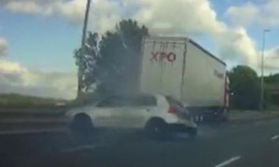 Video: Kinh hoàng cảnh ô tô tải lớn đâm tung đuôi ô tô con