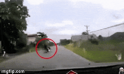 Video: Lao ra đường bất ngờ, 2 thanh niên bị ô tô đâm hất văng lên nắp capo