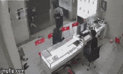 Video: Kinh hoàng khoảnh khắc chủ cửa hàng điện thoại bất ngờ bị kẻ lạ mặt xông vào chém