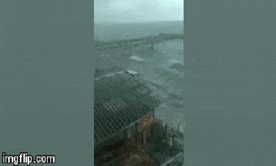 Video: Khoảnh khắc gió thổi bay nóc nhà trong cơn bão kinh hoàng ở Thái Lan