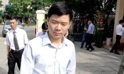 Vụ chạy thận 9 người chết ở Hòa Bình: Bị cáo Hoàng Công Lương suy sụp vì bản án 30 tháng tù