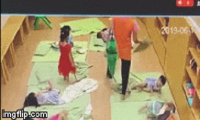 Video: Giằng chăn với bạn, bé mầm non bị cô giáo tát bầm tím mặt, tụ máu môi