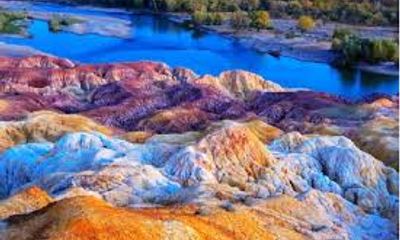 Cận cảnh bãi đá tự biến đổi màu sắc có lịch sử triệu năm ở Trung Quốc