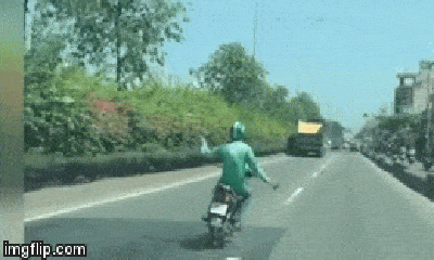 Video: Hốt hoảng thanh niên vừa lái xe máy, vừa buông hai tay đánh võng, múa may trên đường
