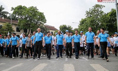 Phó Thủ tướng Trương Hòa Bình cùng hàng ngàn người xuống đường, hưởng ứng 