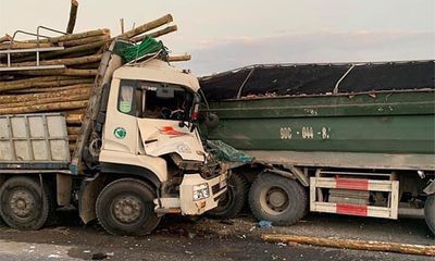 Hà Nội: Va chạm kinh hoàng giữa 2 xe ô tô tải, 2 nạn nhân tử vong tại chỗ