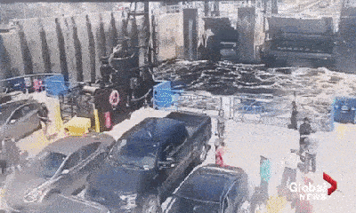 Video: Kinh hoàng cảnh ô tô bay khỏi đường rơi xuống phà, vỡ nát bét
