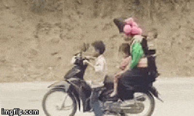 Video: Thót tim cảnh bé trai lái xe máy đèo theo 3 người phóng vù vù trên đường