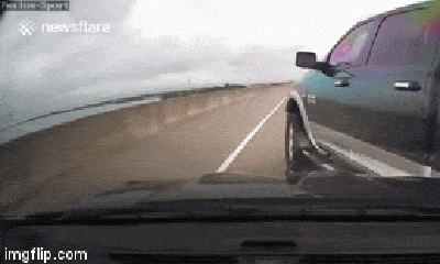 Video: Đứng tim khoảnh khắc xe bán tải chuyển làn không quan sát, gây va chạm kinh hoàng