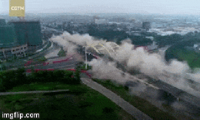 Video: Phá hủy cây cầu cao tốc chỉ trong 7 giây