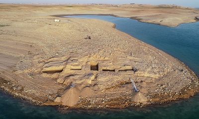 Cận cảnh cung điện 3.400 năm nhô lên giữa hồ nước sau đợt hạn hán