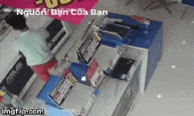 Video: Dân mạng ráo riết tìm người đàn ông đi ô tô thản nhiên vào cửa hàng trộm laptop