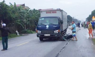 Video: Người phụ nữ thoát chết đến khó tin khi bị xe tải cuốn vào gầm