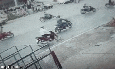 Video: Khoảnh khắc xe máy vượt đèn đỏ, lao như 
