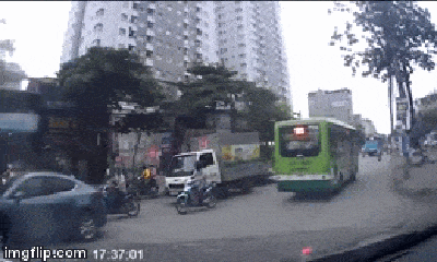 Video: Thót tim khoảnh khắc Mazda CX5 tông hàng loạt xe máy, ô tô trên phố Hà Nội