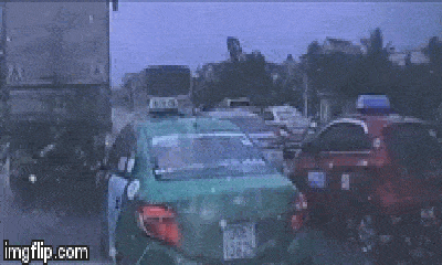 Video: Ô tô lao như tên bắn, tông liên tiếp 3 xe khác đang đang dừng đèn đỏ