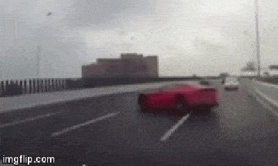 Video: Kinh hoàng khoảnh khắc siêu xe Ferrari mất lái, lao vào rào chắn trên đường cao tốc