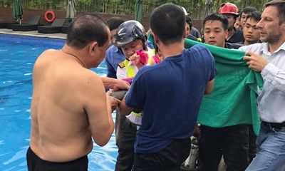 Giải cứu bé gái 4 tuổi mắc kẹt cánh tay trong ống nước tại bể bơi ở Hà Nội