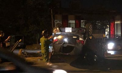 Hà Nội: Ô tô mất lái húc sập hàng rào sắt, xe lật ngửa trong đêm