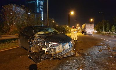 Ô tô con biến dạng sau cú va chạm với xe tải trên đại lộ Thăng Long, 1 người may mắn thoát chết