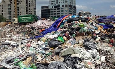 Chùm ảnh: Hà Nội ngập trong rác thải vì dân chặn xe vào bãi rác Nam Sơn