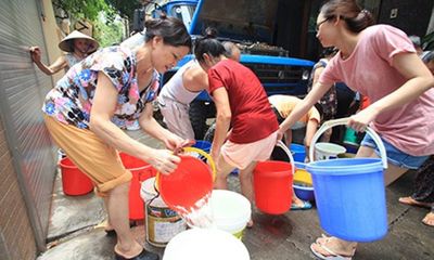 Nước sông Đà xuống thấp, người dân Hà Nội đối mặt nguy cơ thiếu nước sạch