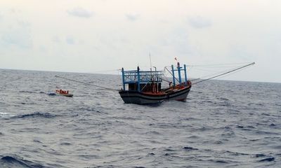 Tàu hỏng máy, 6 ngư dân Quảng Ngãi trôi dạt trên biển 9 ngày