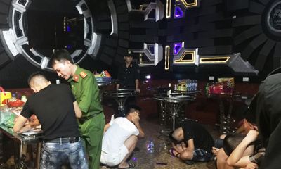 Đột kích quán karaoke Hồng Kông, phát hiện nhiều dân chơi đang bay lắc trong phòng 
