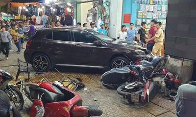 Cận cảnh hiện trường vụ nữ tài xế Mercedes đâm hàng loạt xe máy