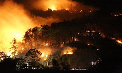 Video: Cháy rừng bùng phát lại trong đêm, người dân hoảng hốt sơ tán